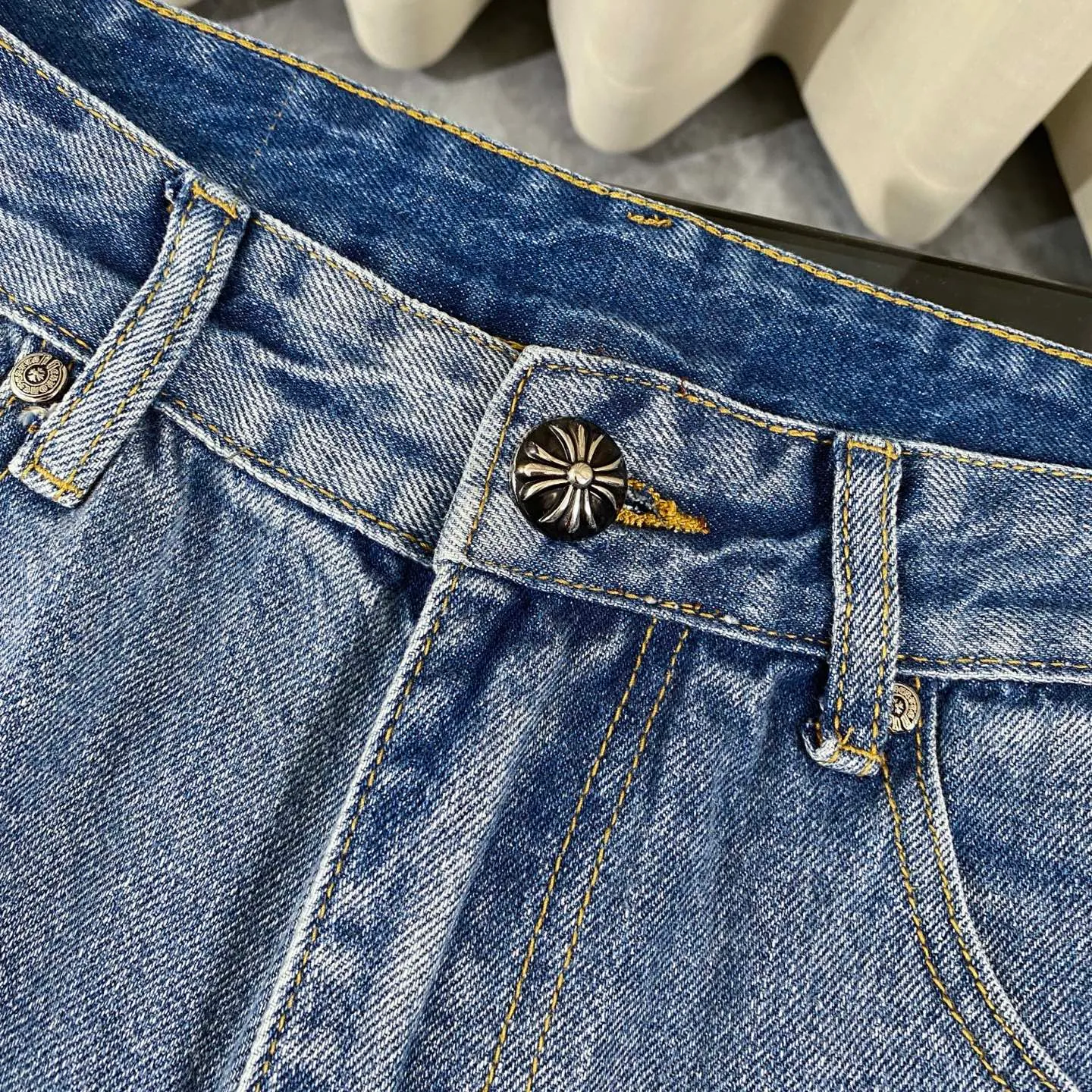 🅿️280 chrome hearts 2025 new city limited leather label jeans vi Top heavy industry fashionable design] Consistent high street luxury style creation. Speaking of this style, the Zangyin family and GU family are definitely among the leading representative brands. Especially the Zangyin family has really achieved a state-of-the-art effect in creating high street style. It is made of unique washed materials. The color system of this model is already quite eye-catching. After it is decorated with patchwork cross flowers, it cleverly highlights the charm of the brand. Secondly, this model uses classic The classic high-waist cutting design highlights the long legs and the fashionable temperament of the upper body. The brand is highly recognizable and the slim fit configuration is more suitable for daily wear. This product is a product that interprets personality, fashion, and specifications at a glance. This single product is enough to make any fan excited. It can be a white T-shirt for youthful preppy style, or a tight sling for royal lady style. It has strong matching ability and can be easily controlled by men.  [Material and craftsmanship] Needless to say, this point goes without saying. As an excellent craftsman brand, Zangyin has really perfect requirements for details and craftsmanship. The washed color of this model has gone through so many processes, not to mention the embellishment of the denim appliqués. It is also purely handmade and sewn. Just like what they believe in, only handmade things have soul and have the meaning of wear. A top-notch heavy-duty fashionable denim item, I look forward to your perfect interpretation! !  Size:28-34